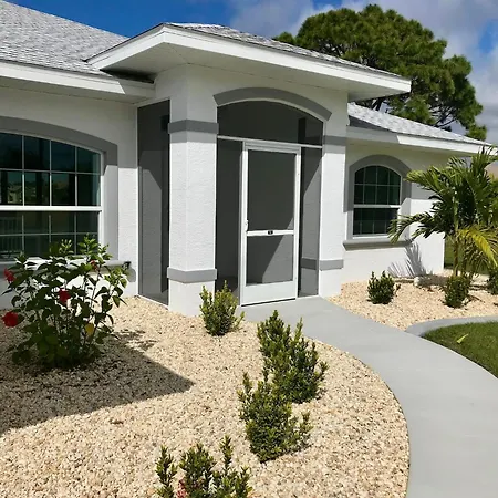 Paradise Home, Tranquil Canal View 3-Bdr In Golfers Paradise